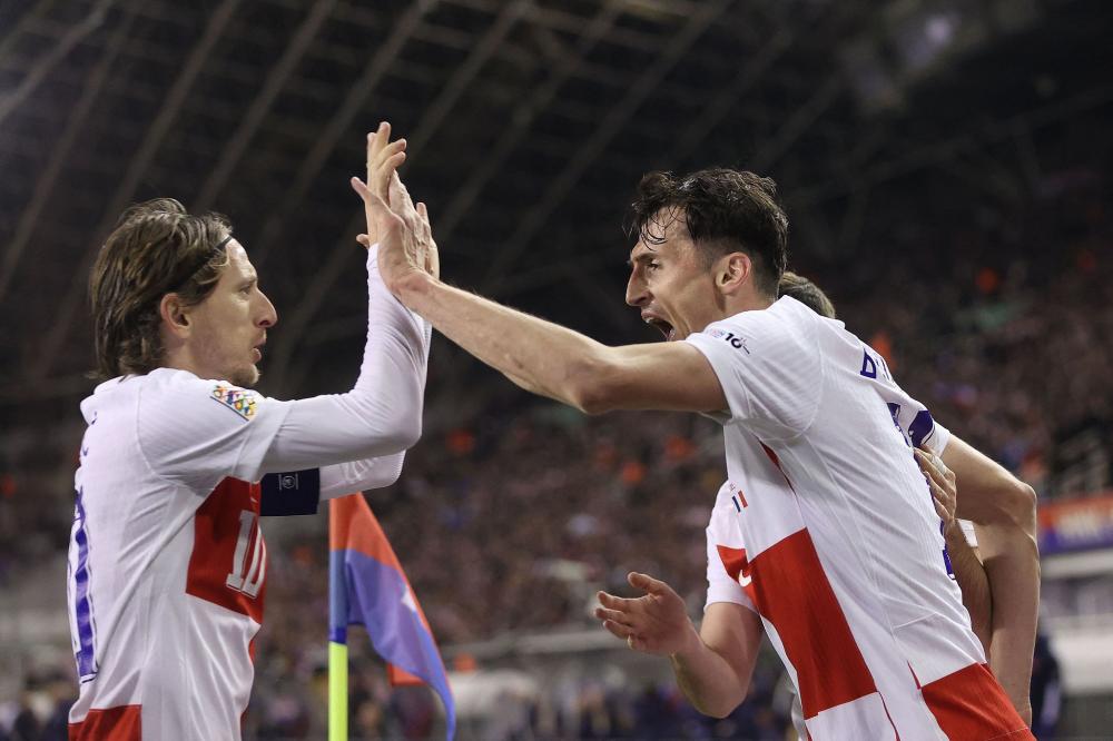 仅向中国球迷致歉！布莱顿删三笘薰与战犯合照 菲律宾：我们呢？